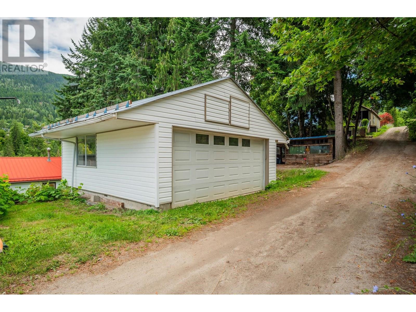 Photo 8 of 1518 Slocan Street, Nelson BC