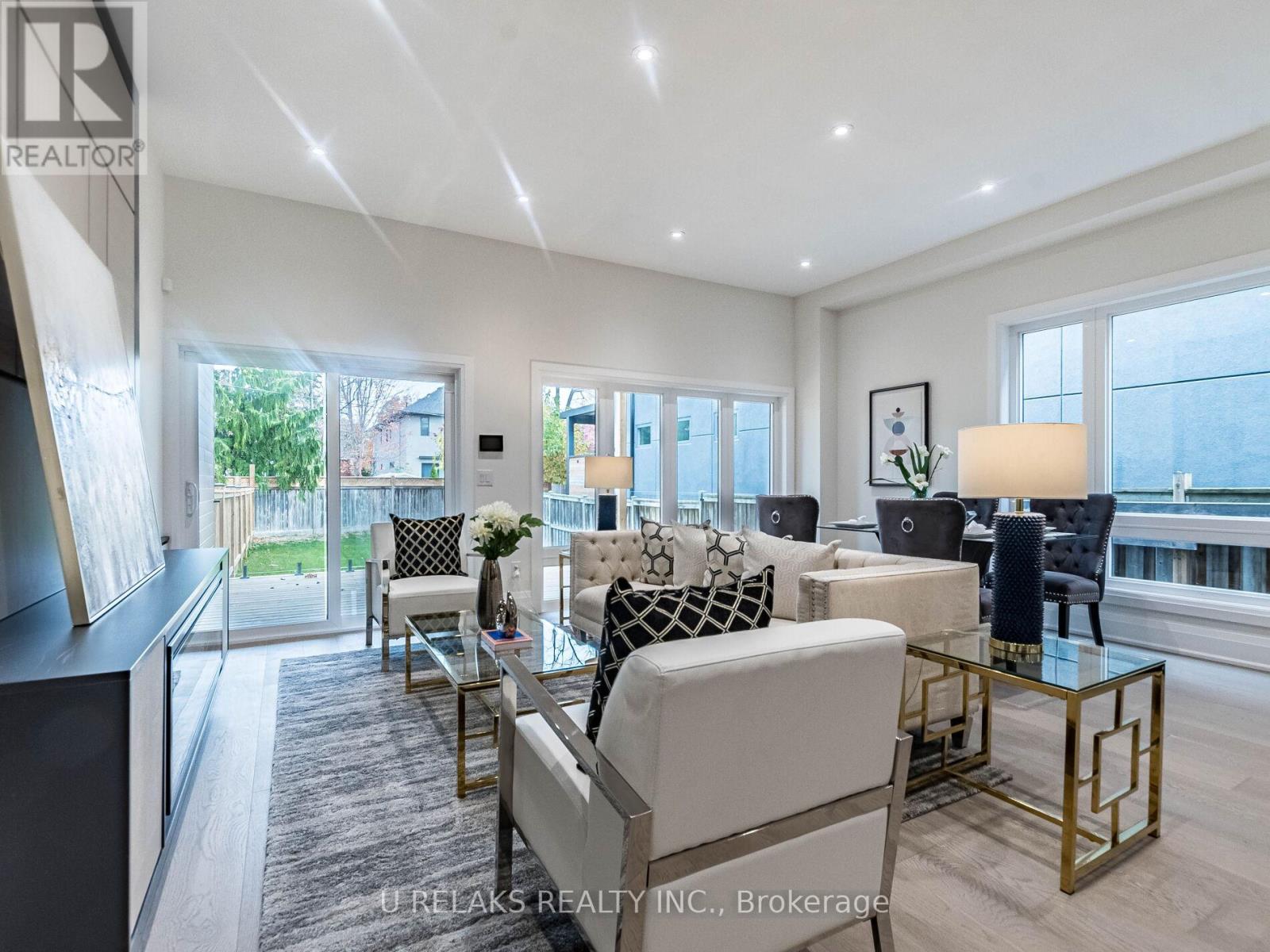 Photo 2 of 23 A Maple Avenue N, Mississauga ON