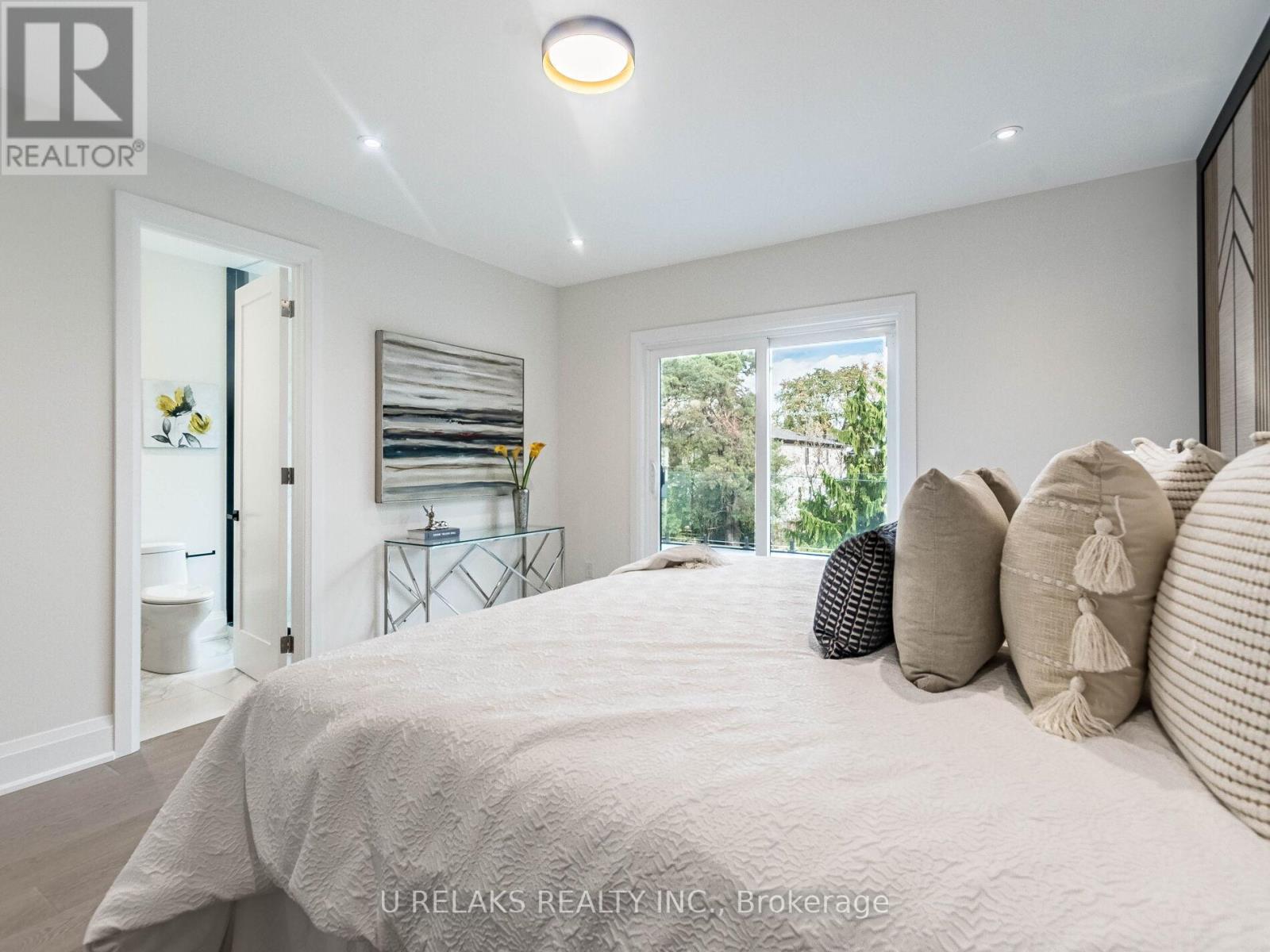 Photo 24 of 23 A Maple Avenue N, Mississauga ON