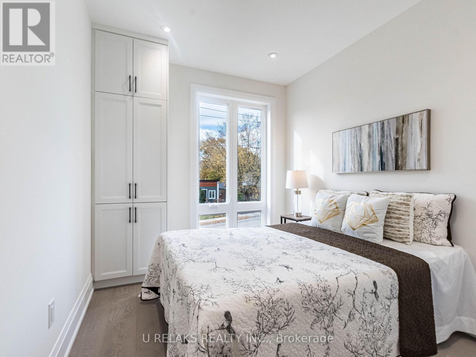 Photo 12 of 23 A Maple Avenue N, Mississauga ON