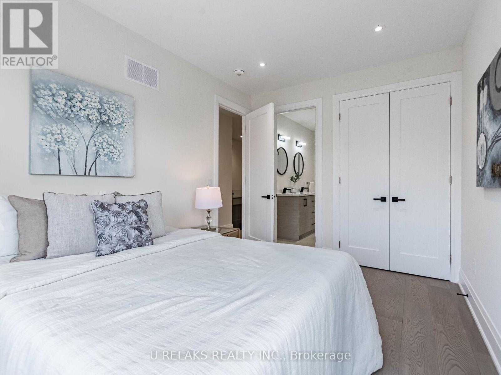 Photo 40 of 23 A Maple Avenue N, Mississauga ON