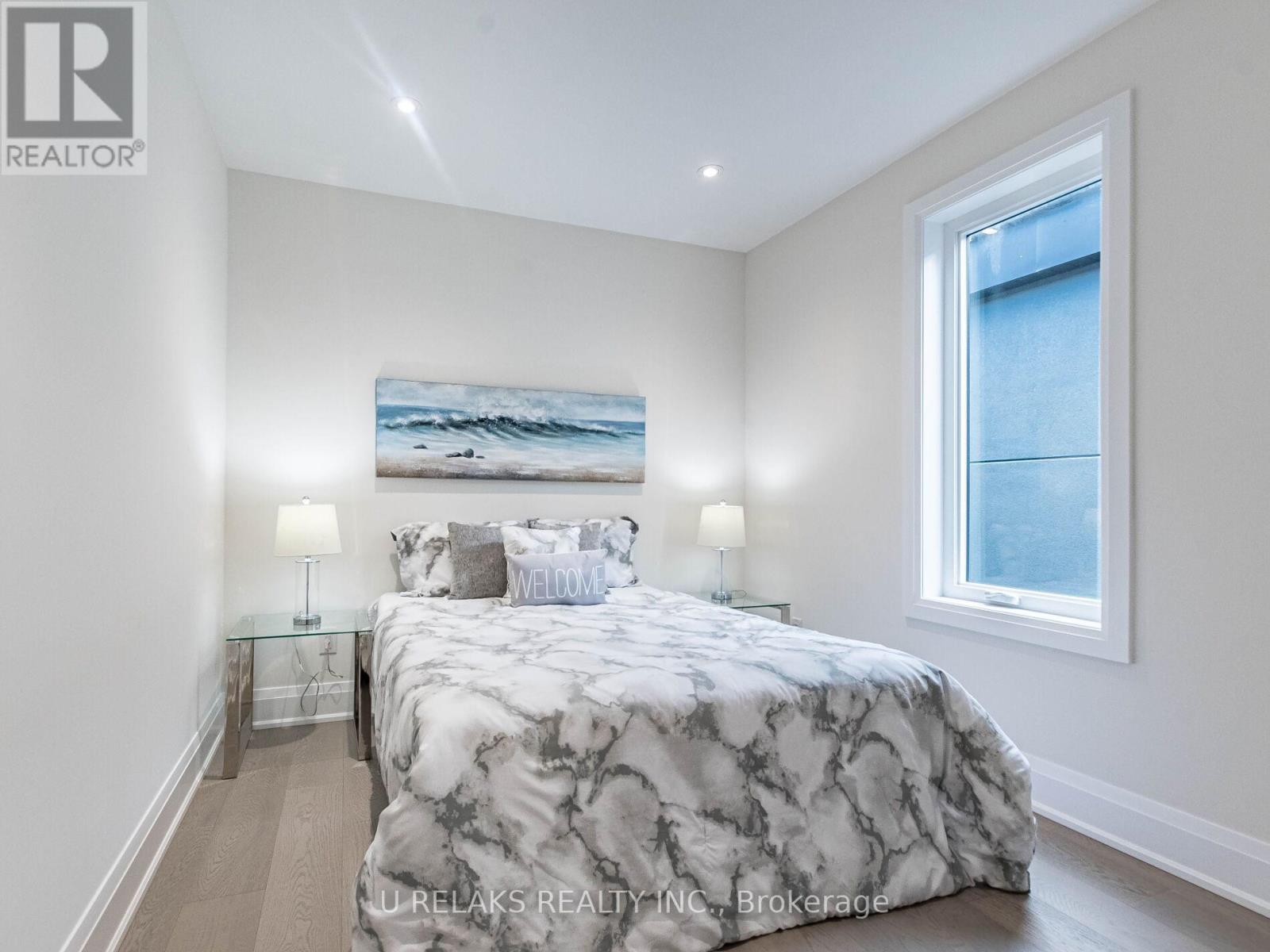 Photo 3 of 23 A Maple Avenue N, Mississauga ON