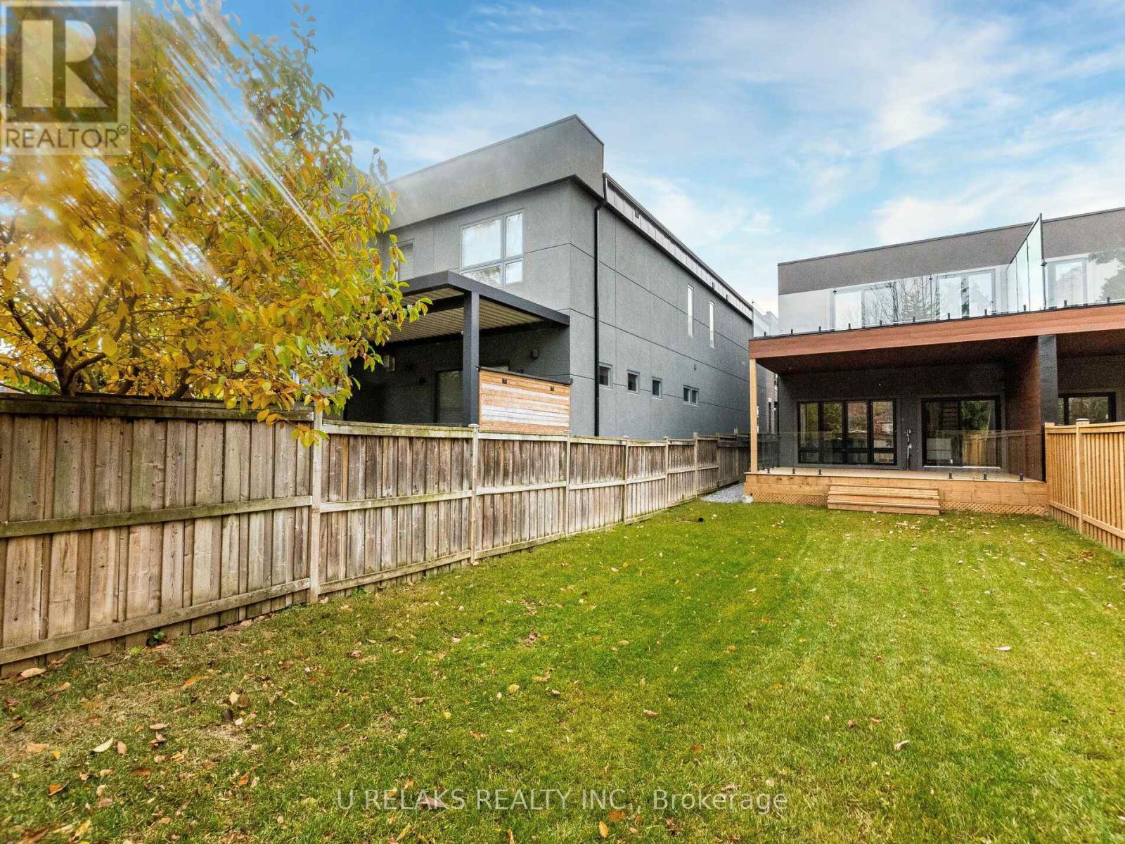 Photo 8 of 23 A Maple Avenue N, Mississauga ON