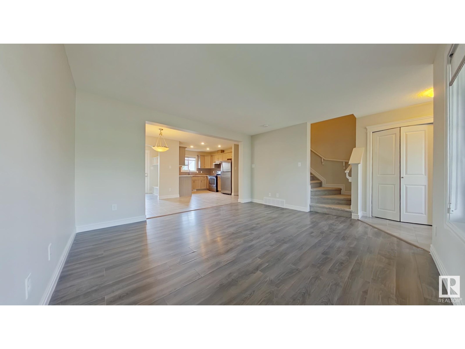 Photo 3 of 2913 15 St Nw, Edmonton AB