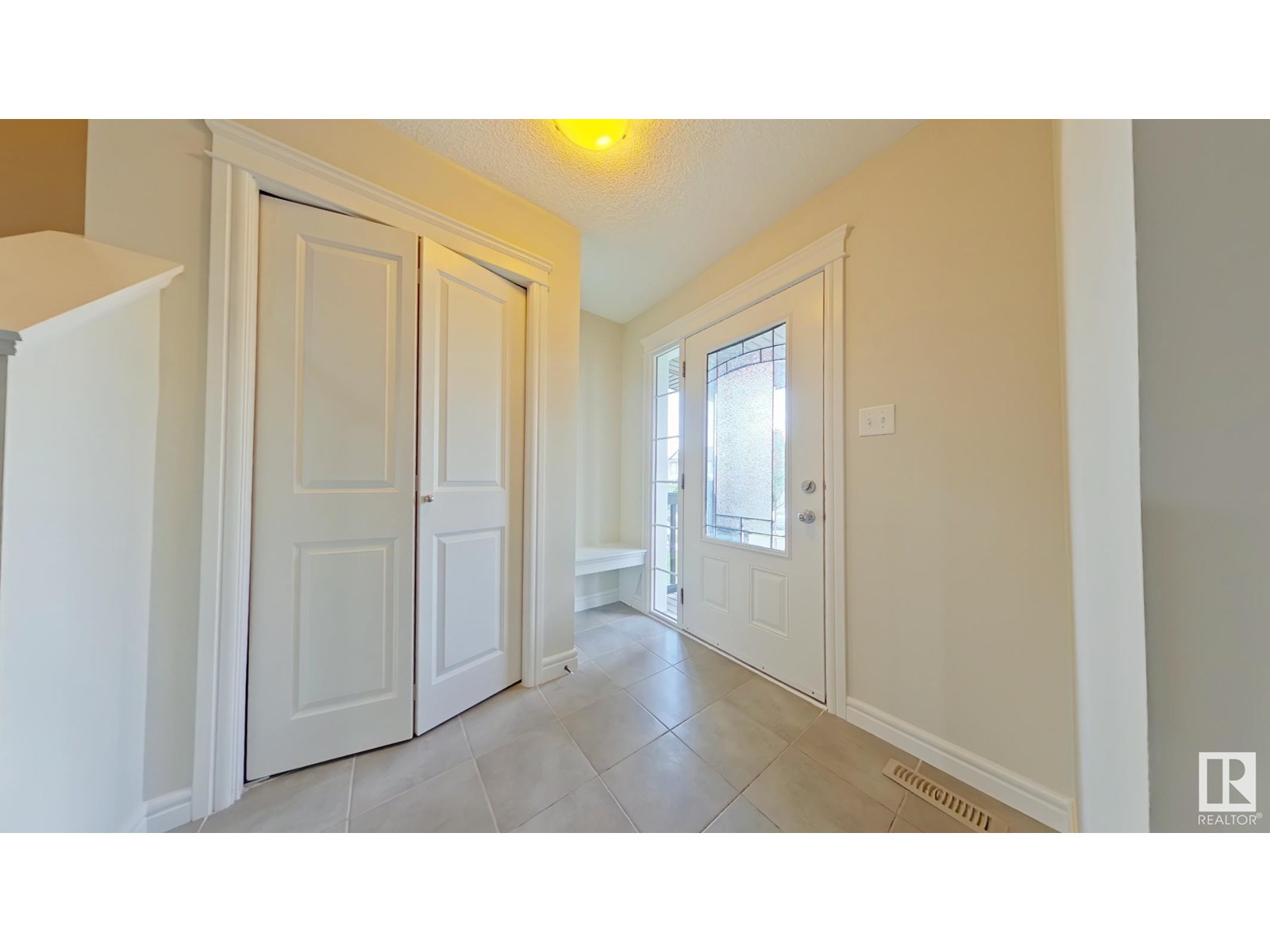 Photo 2 of 2913 15 St Nw, Edmonton AB