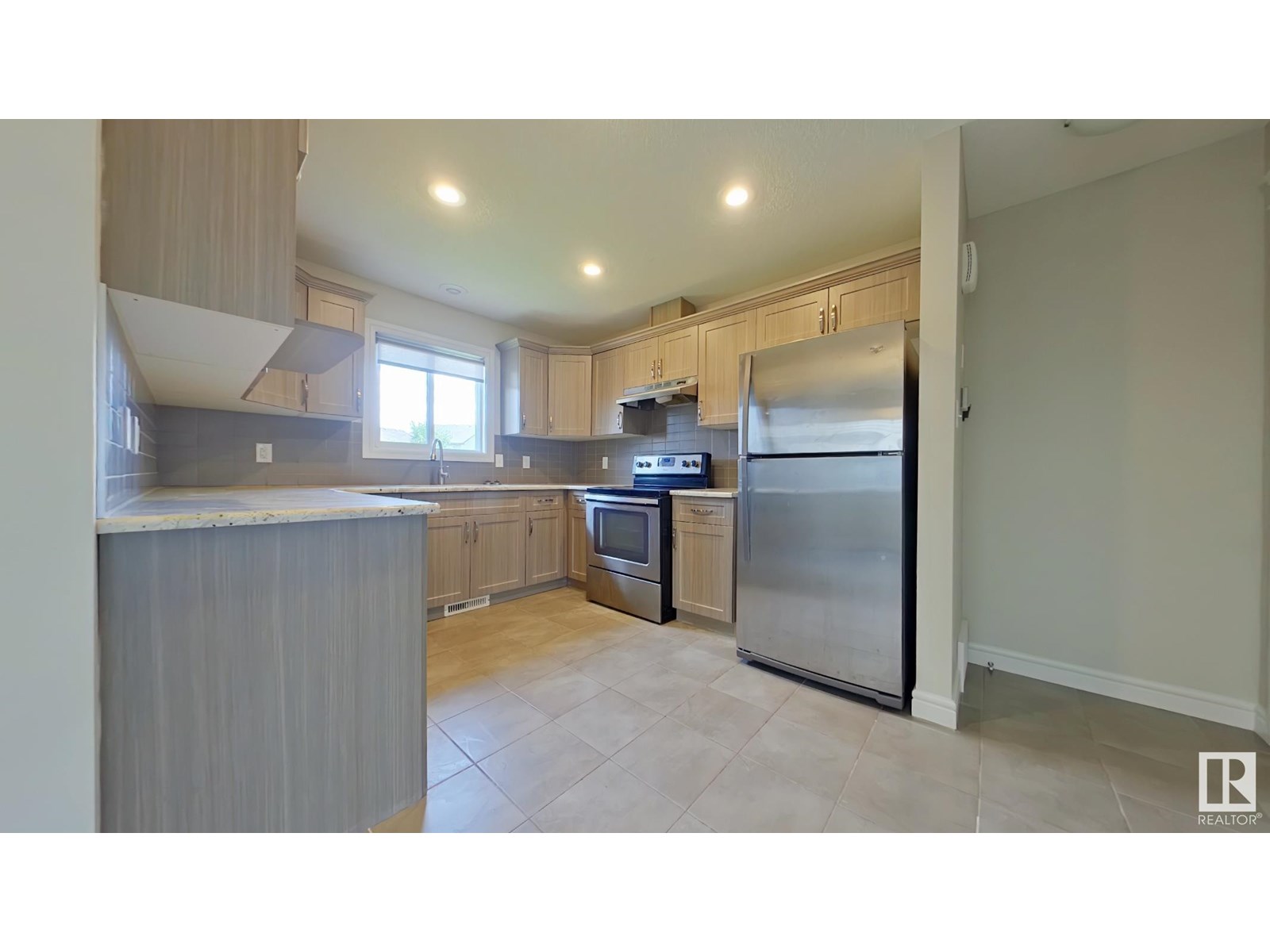Photo 9 of 2913 15 St Nw, Edmonton AB