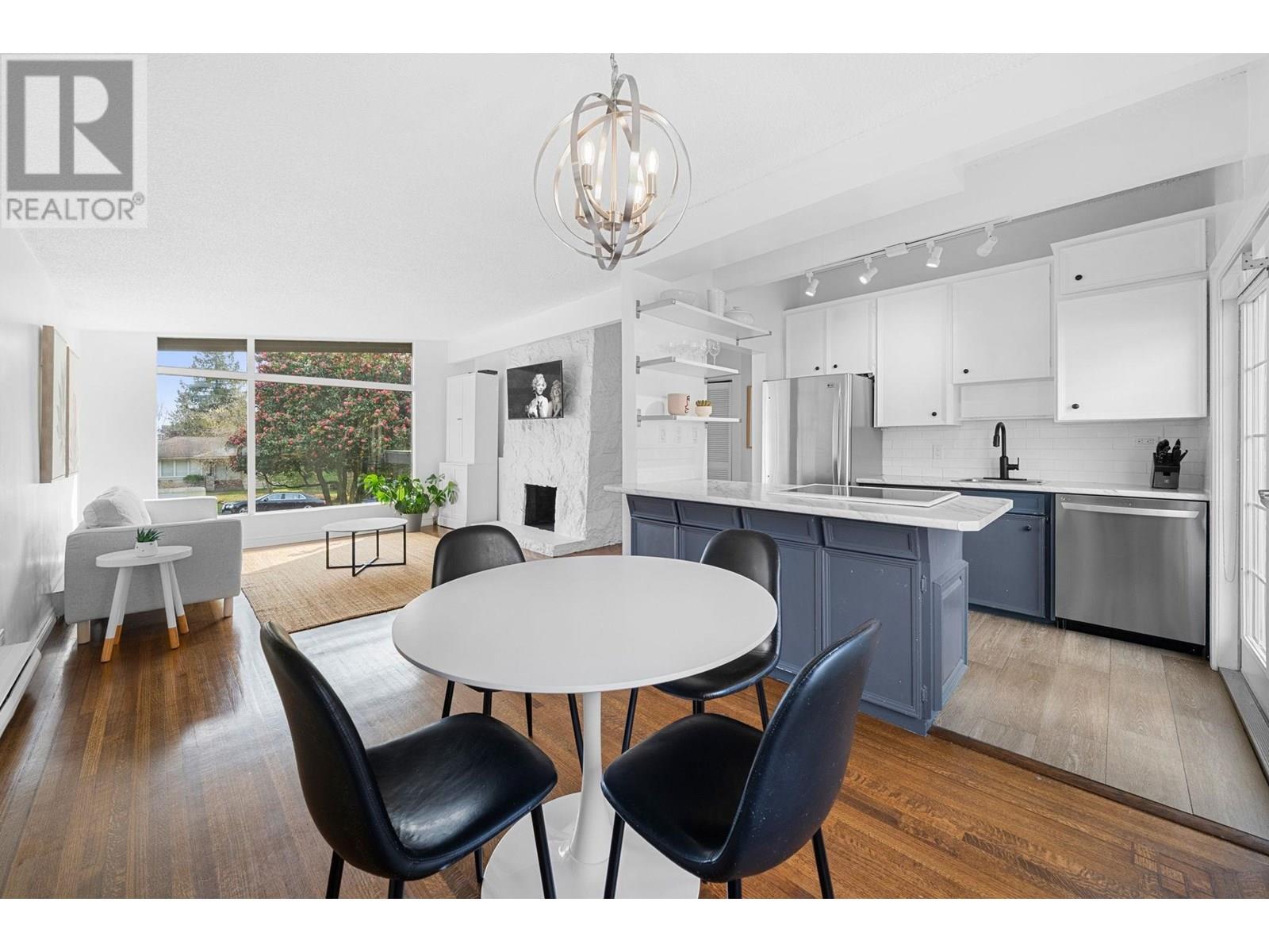 Photo 11 of 530 W 14th Street, North Vancouver BC