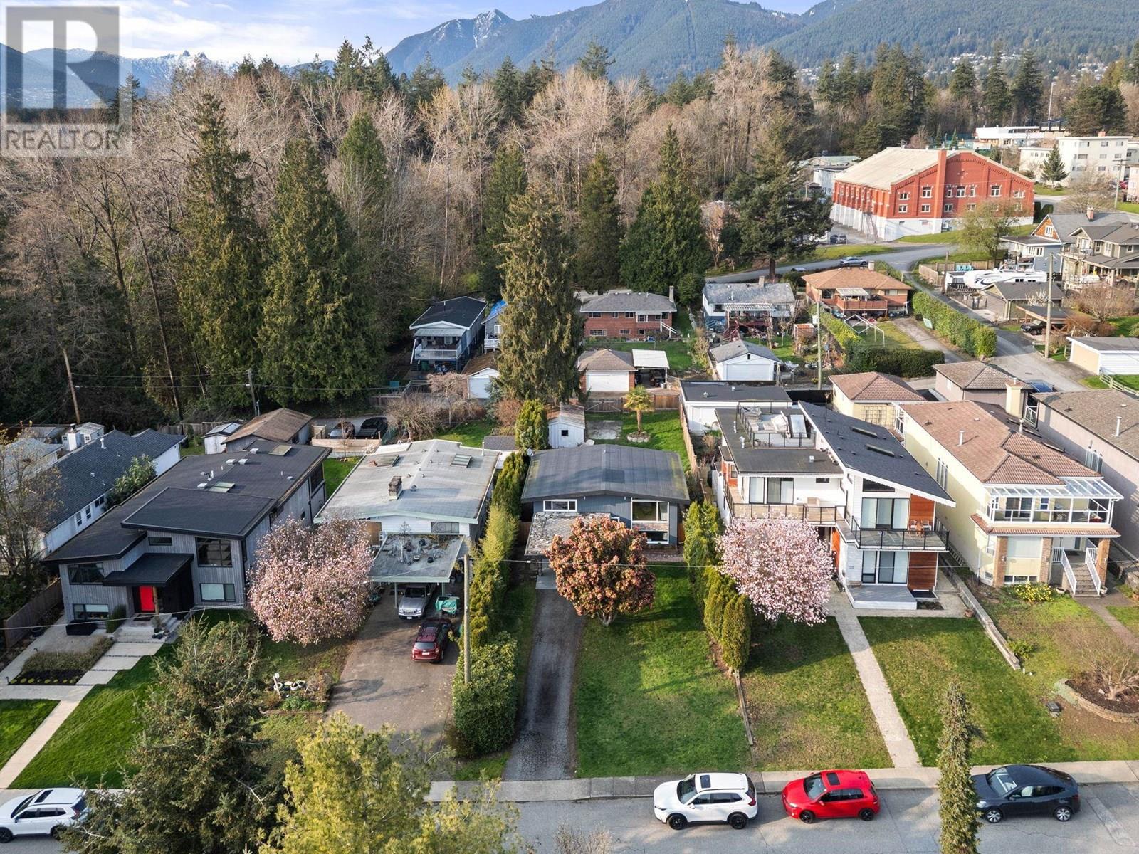 Photo 23 of 530 W 14th Street, North Vancouver BC