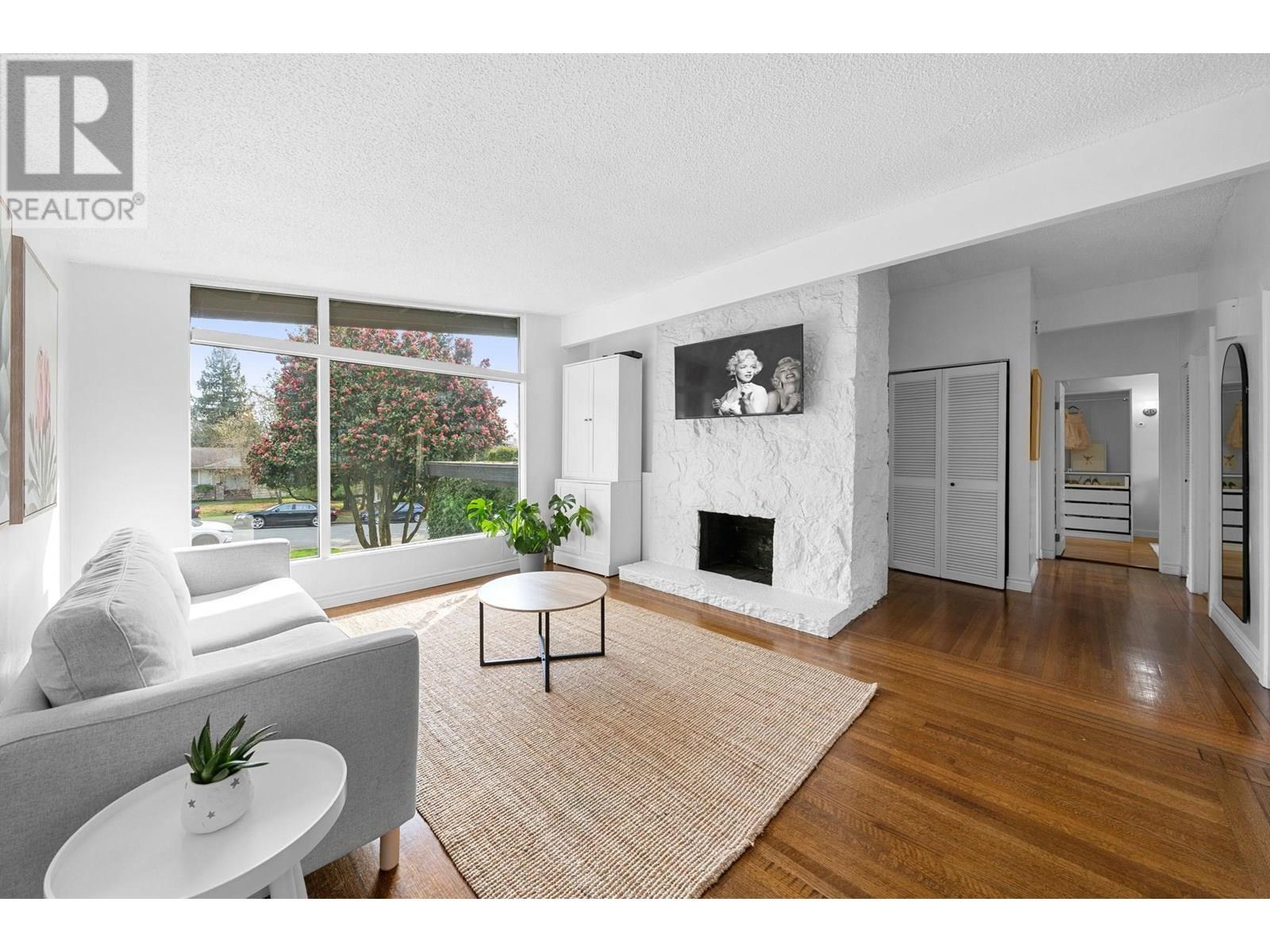 Photo 8 of 530 W 14th Street, North Vancouver BC