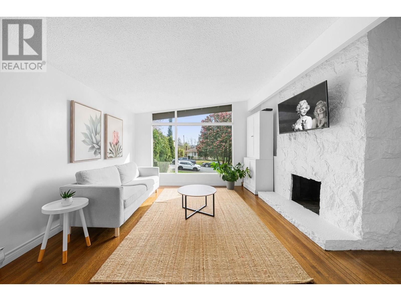 Photo 9 of 530 W 14th Street, North Vancouver BC