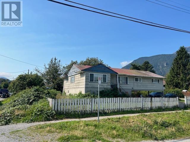Photo 11 of 1246 Victoria Street, Squamish BC