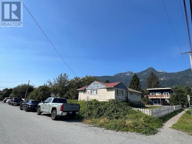 Photo 5 of 1246 Victoria Street, Squamish BC