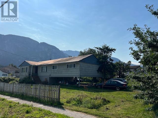 Photo 8 of 1246 Victoria Street, Squamish BC