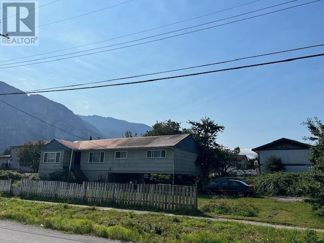 Photo 3 of 1246 Victoria Street, Squamish BC