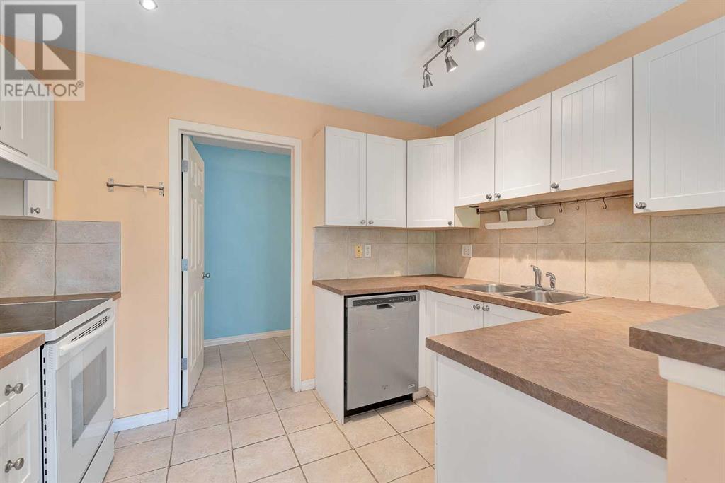 Single Family House for Sale in  Simcoe Place SW Signal Hill Calgary 