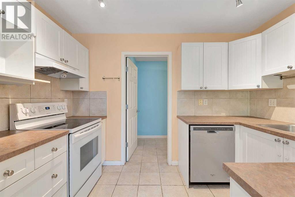 Single Family House for Sale in  Simcoe Place SW Signal Hill Calgary 
