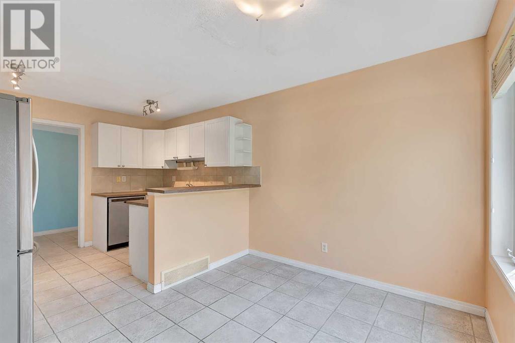 Single Family House for Sale in  Simcoe Place SW Signal Hill Calgary 