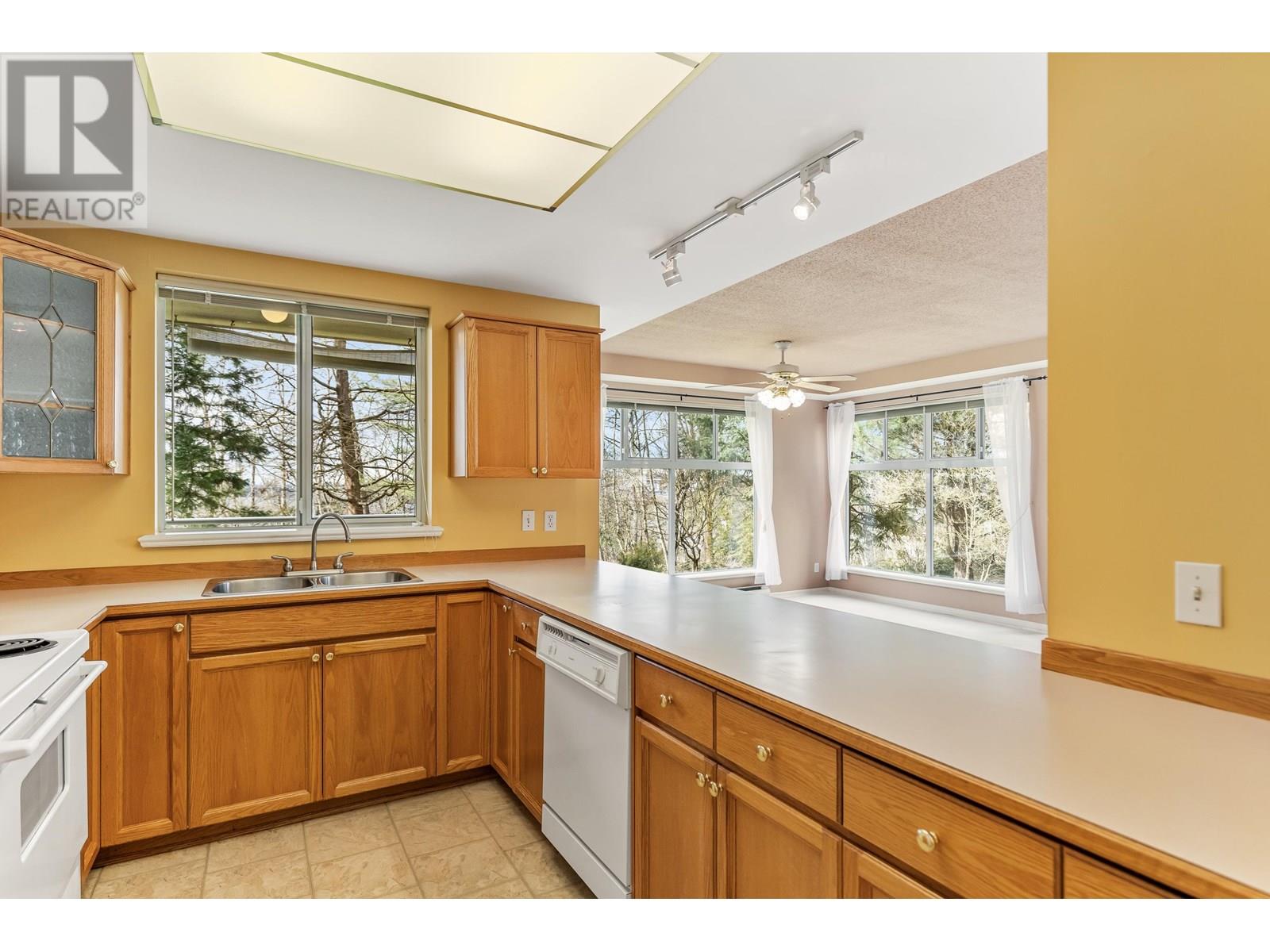 Photo 8 of 205 11609 227 Street, Maple Ridge BC