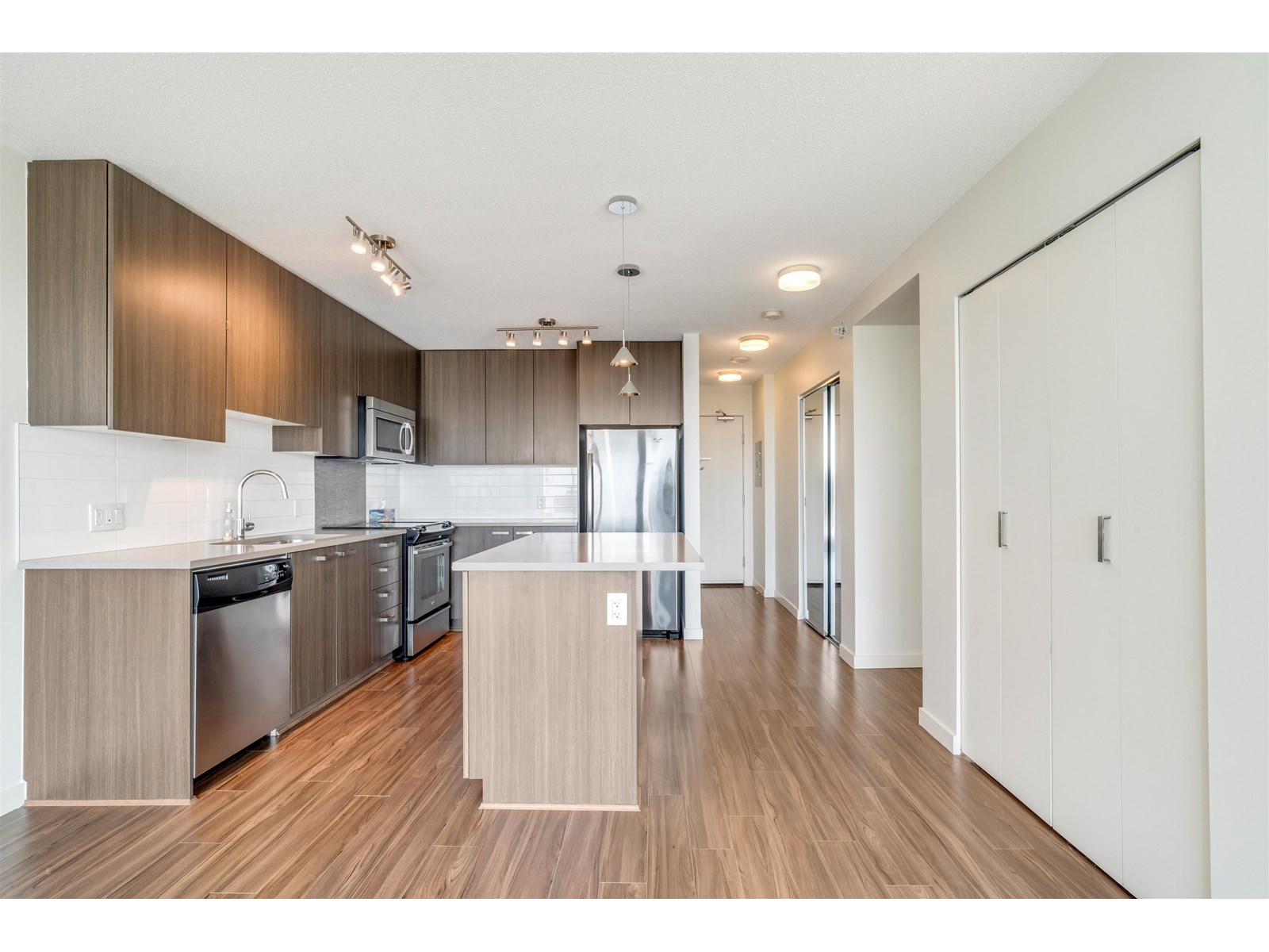 Photo 7 of 3707 13325 102 A Avenue, Surrey BC