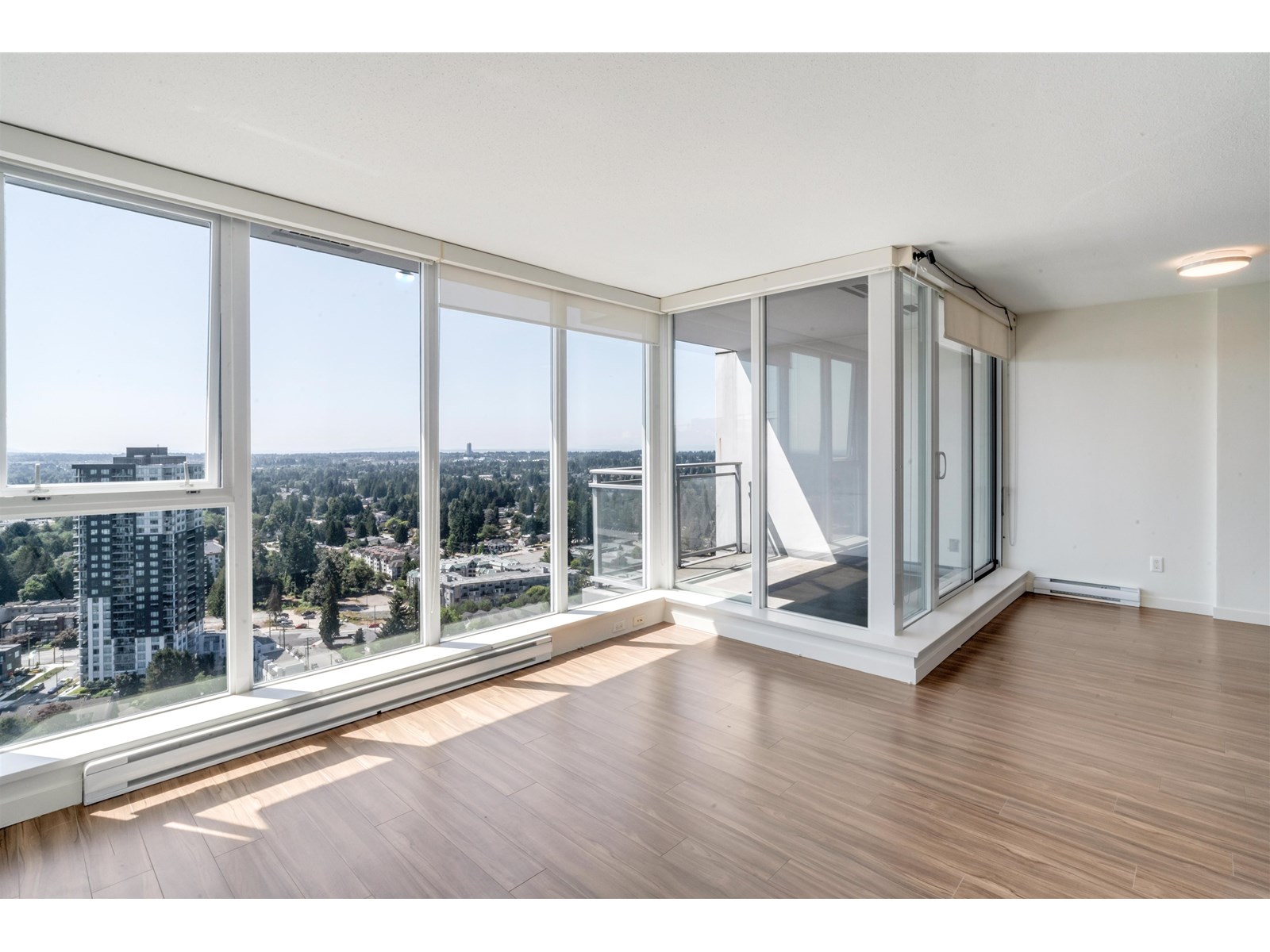 Photo 1 of 3707 13325 102 A Avenue, Surrey BC
