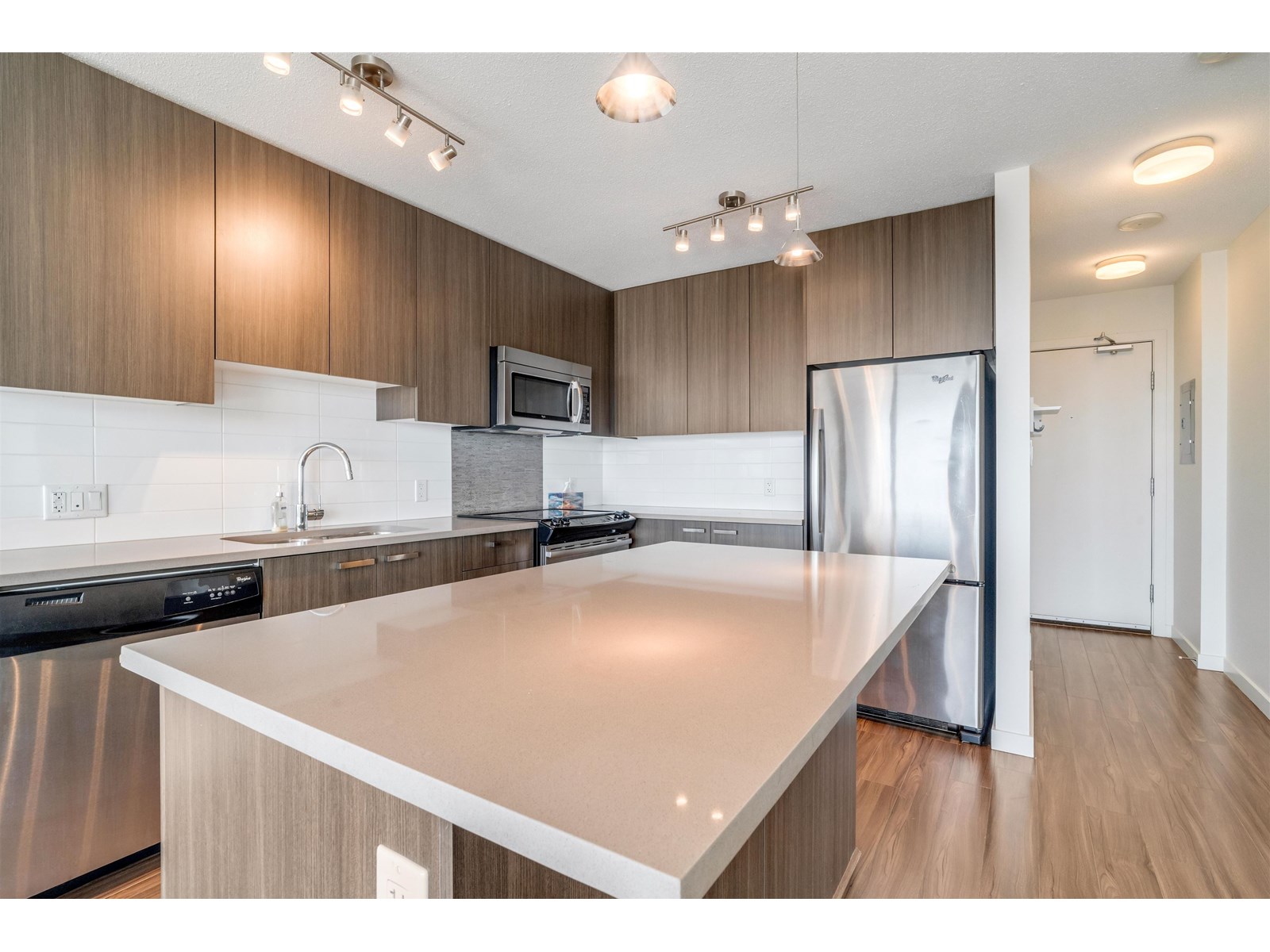 Photo 3 of 3707 13325 102 A Avenue, Surrey BC