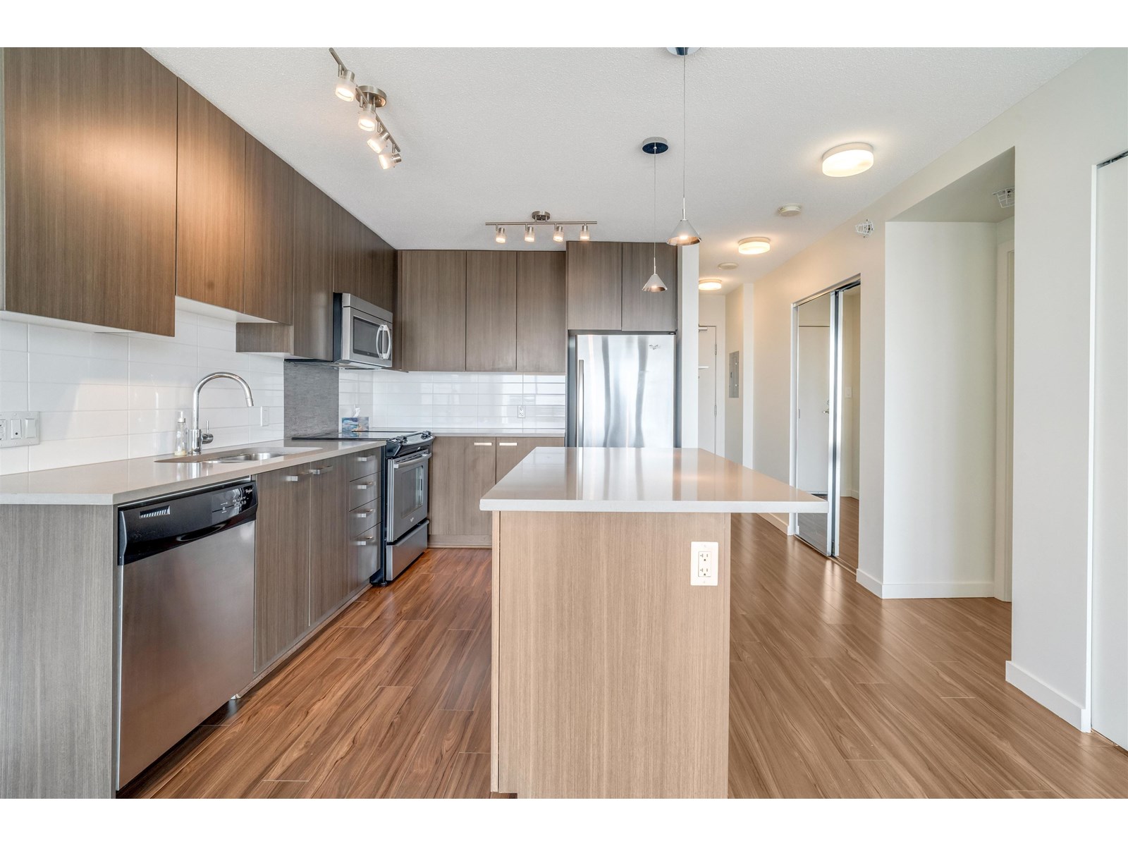 Photo 4 of 3707 13325 102 A Avenue, Surrey BC
