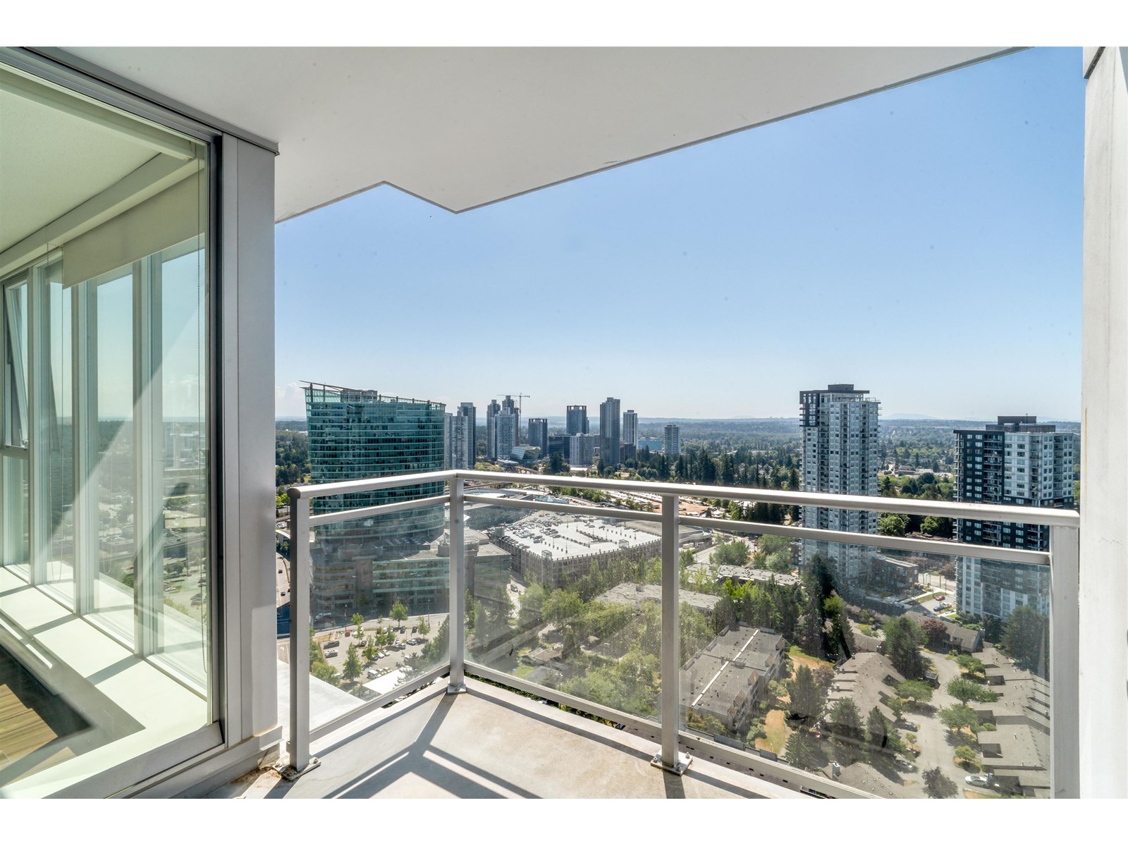 Photo 10 of 3707 13325 102 A Avenue, Surrey BC