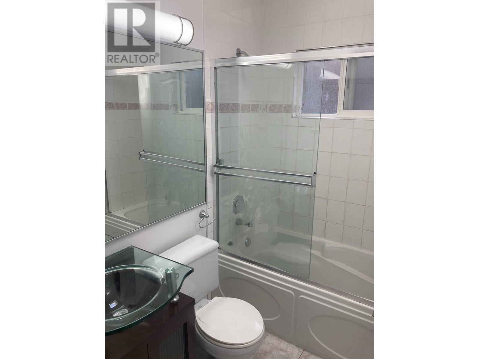 Photo 11 of Upper 2956 E 16th, Vancouver BC