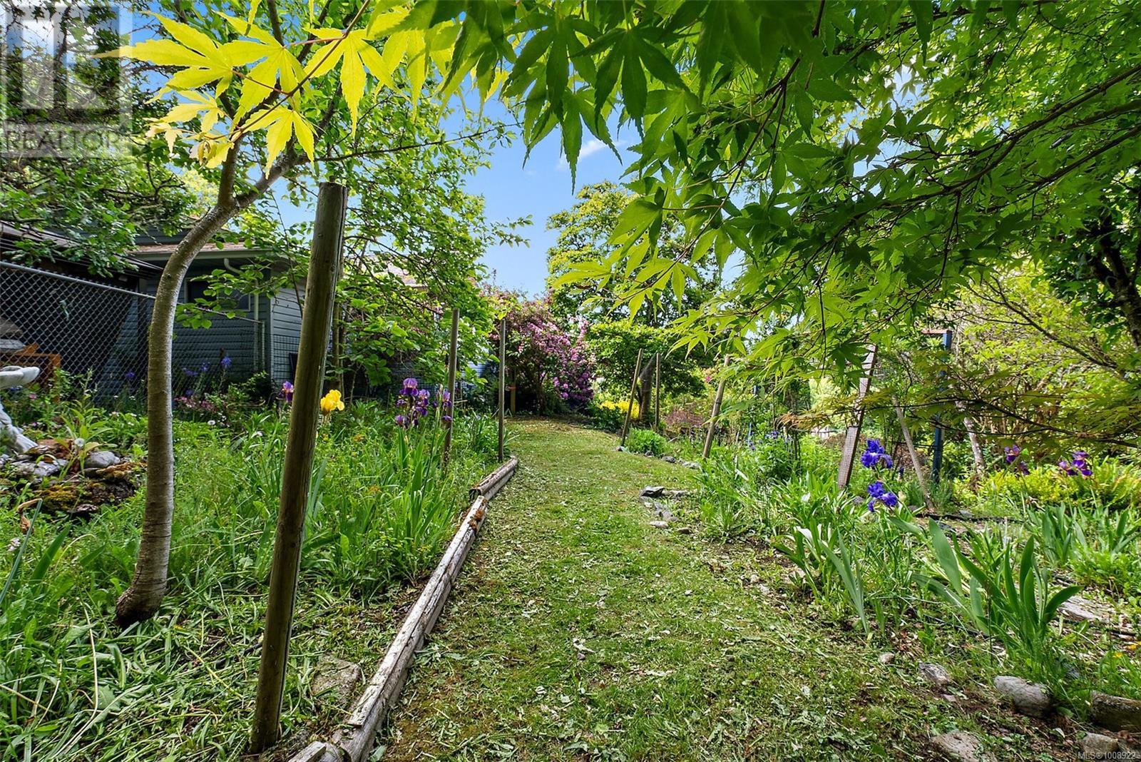 Single Family House for Sale in  West Saanich Rd Saanich 