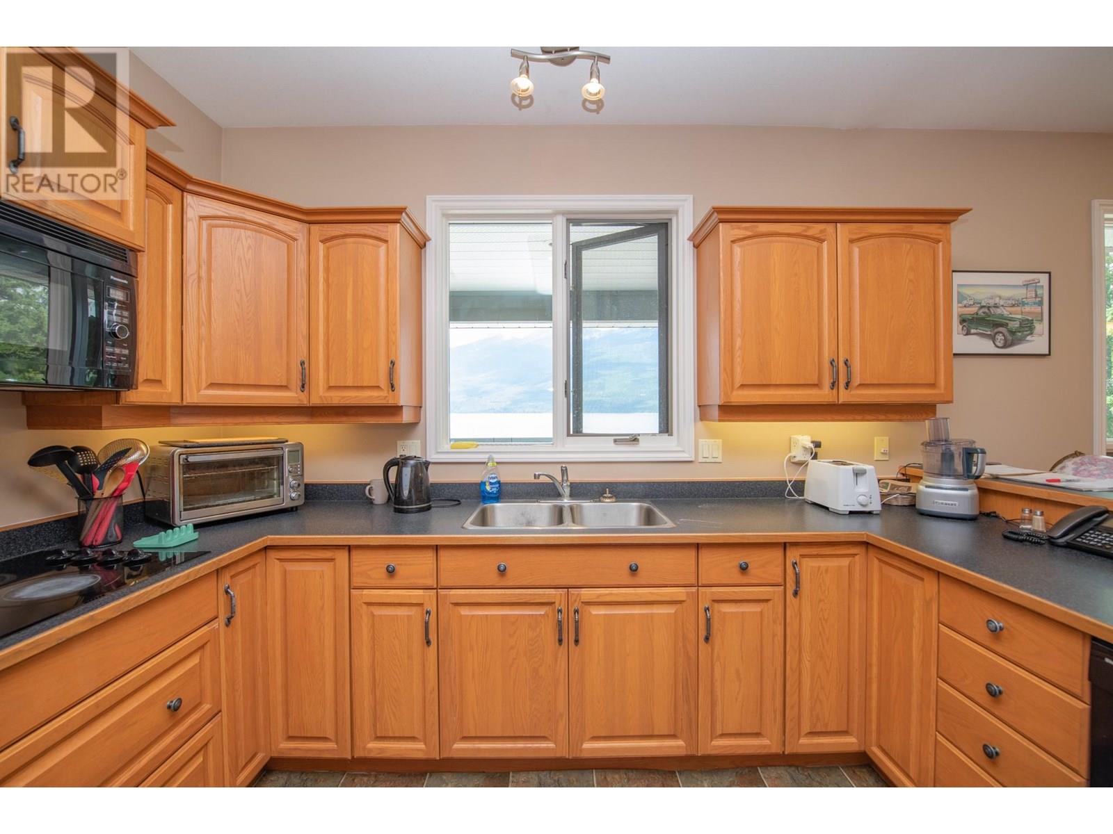1710 6 Highway, Nakusp
