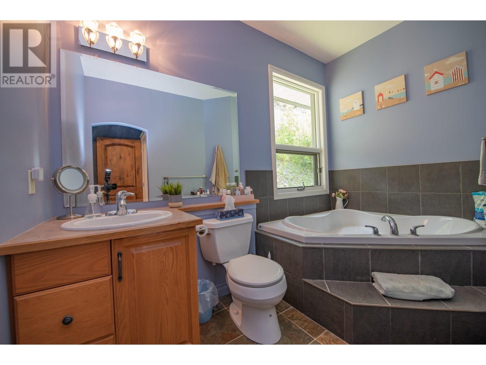 1710 6 Highway, Nakusp