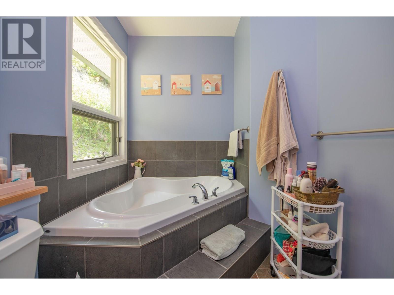 1710 6 Highway, Nakusp