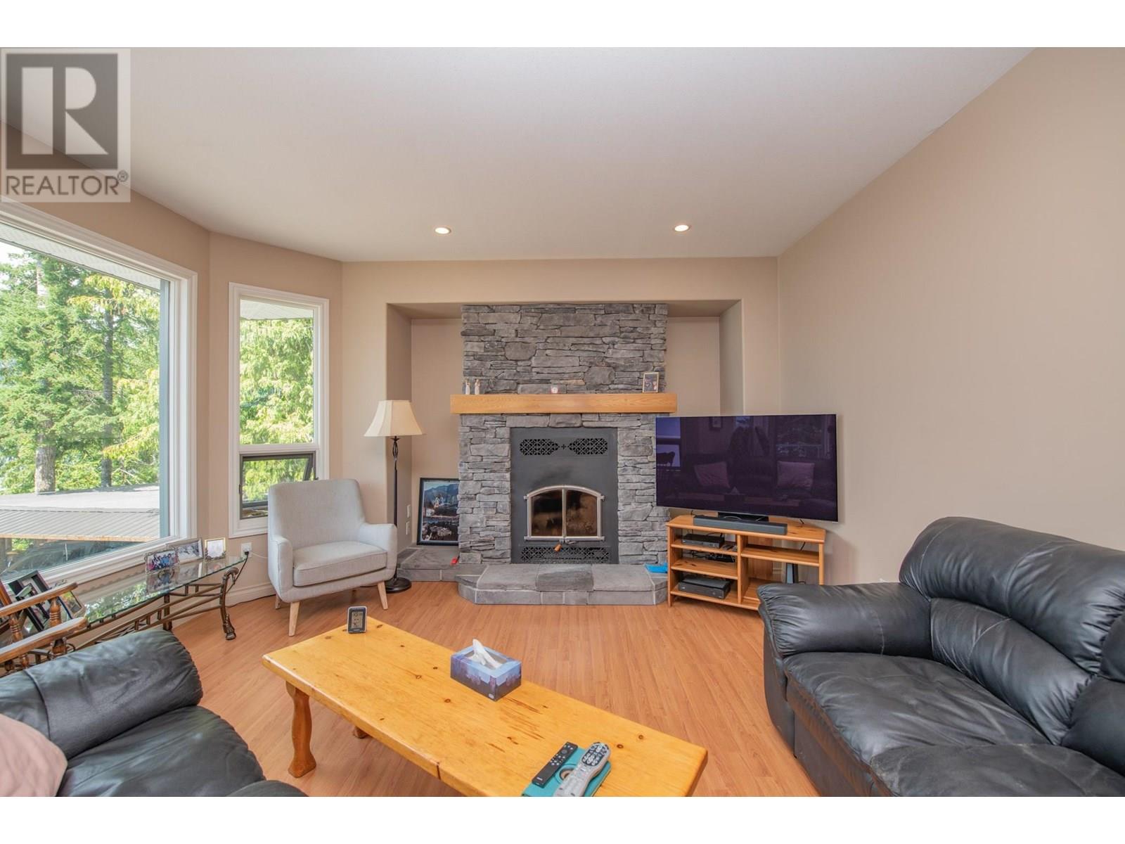 1710 6 Highway, Nakusp