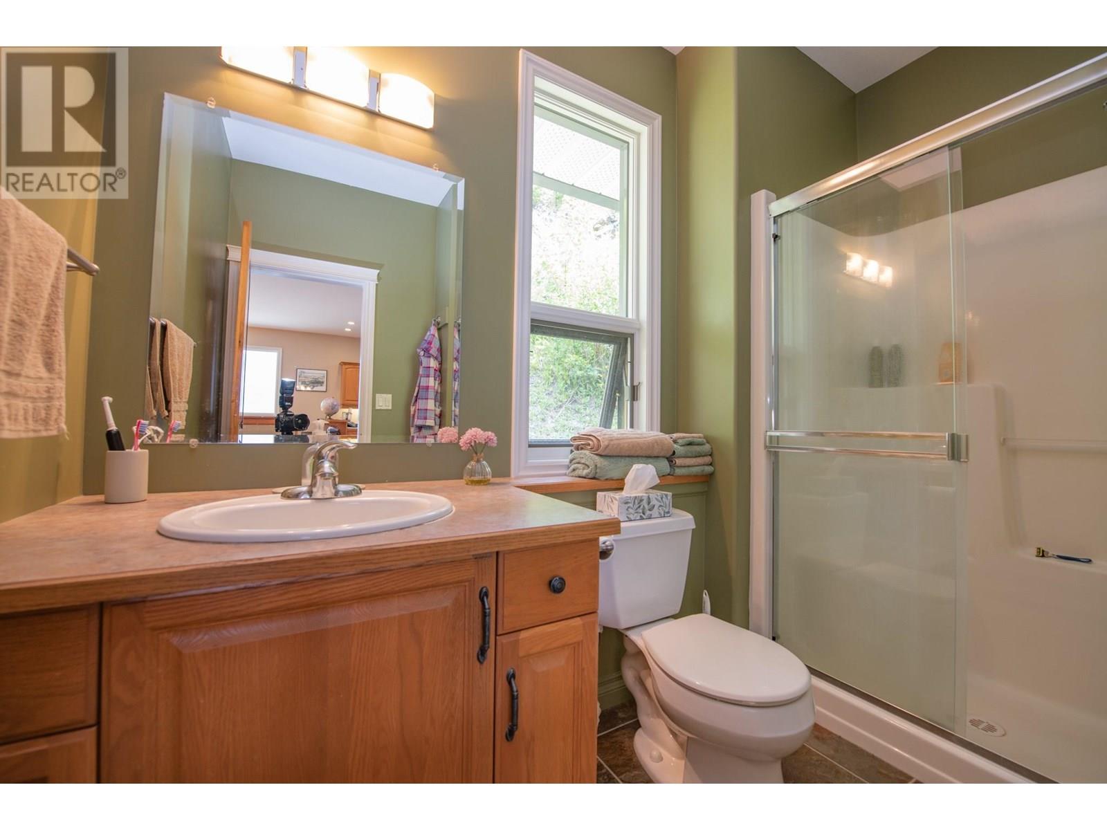 1710 6 Highway, Nakusp
