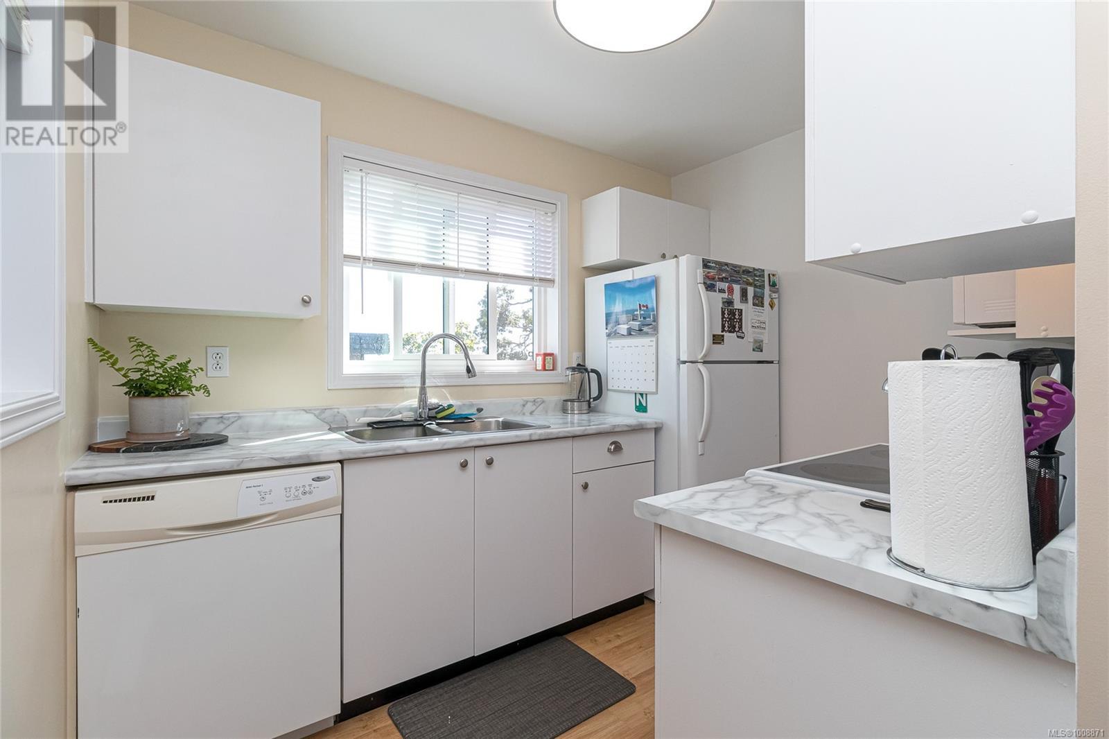 Photo 10 of 312 3460 Quadra St, Saanich BC