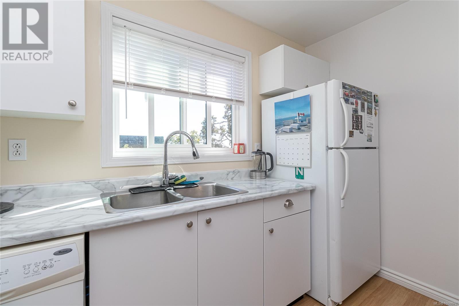 Photo 11 of 312 3460 Quadra St, Saanich BC