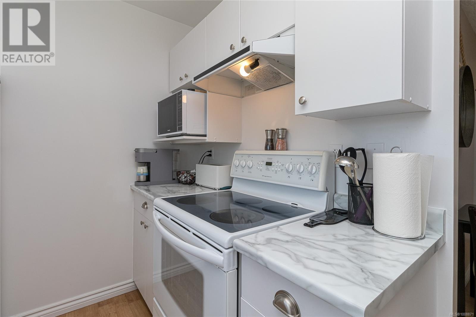 Photo 12 of 312 3460 Quadra St, Saanich BC