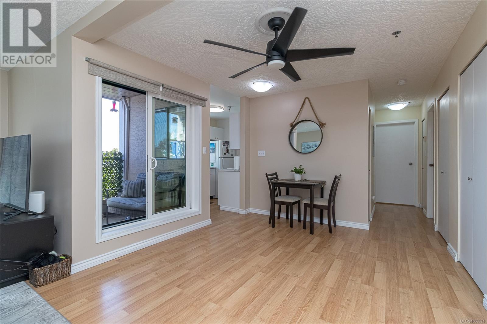 Photo 6 of 312 3460 Quadra St, Saanich BC