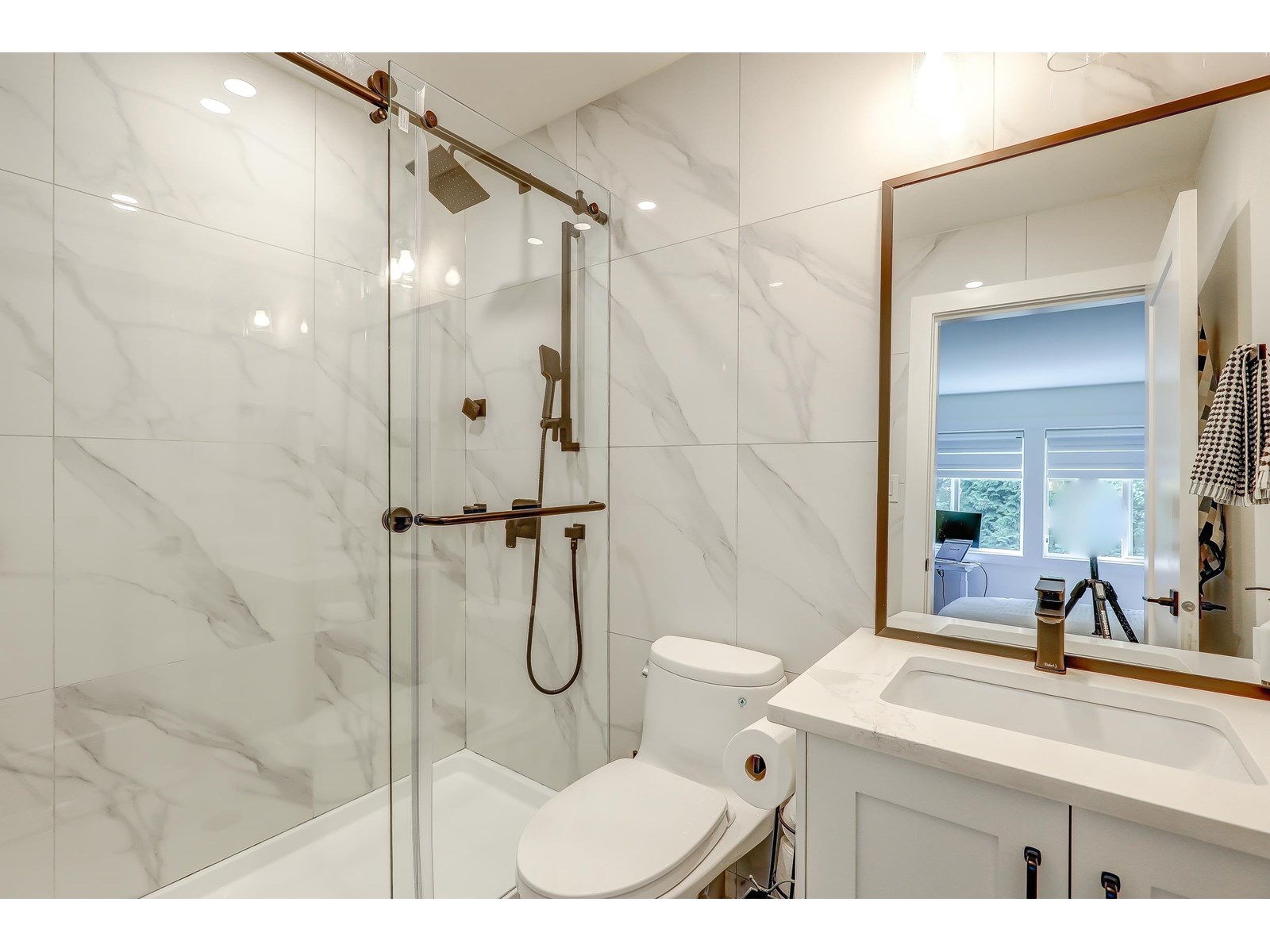 Photo 8 of 13856 19 A Avenue, Surrey BC