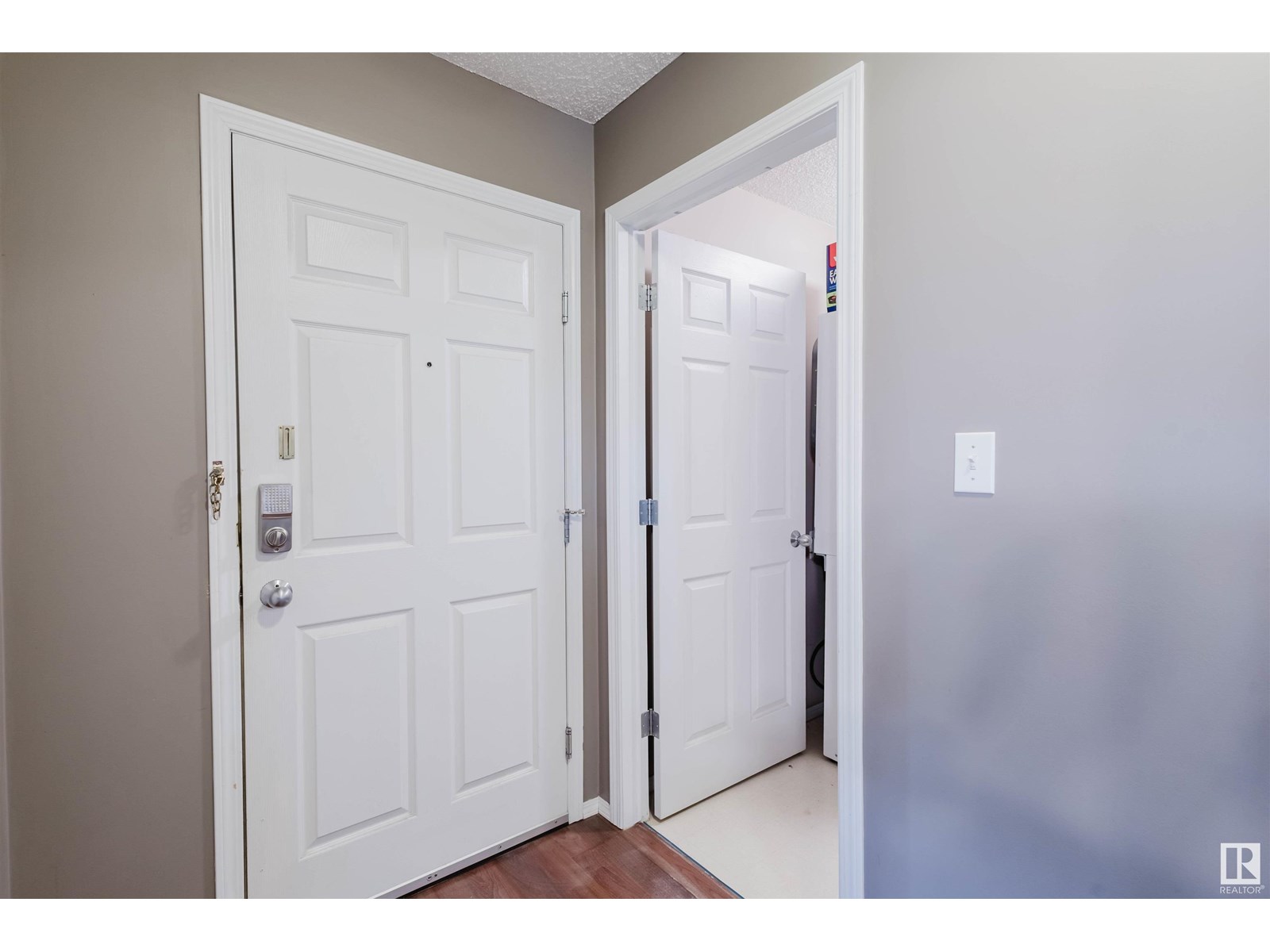 Photo 3 of 203 11104 109 Av Nw, Edmonton AB
