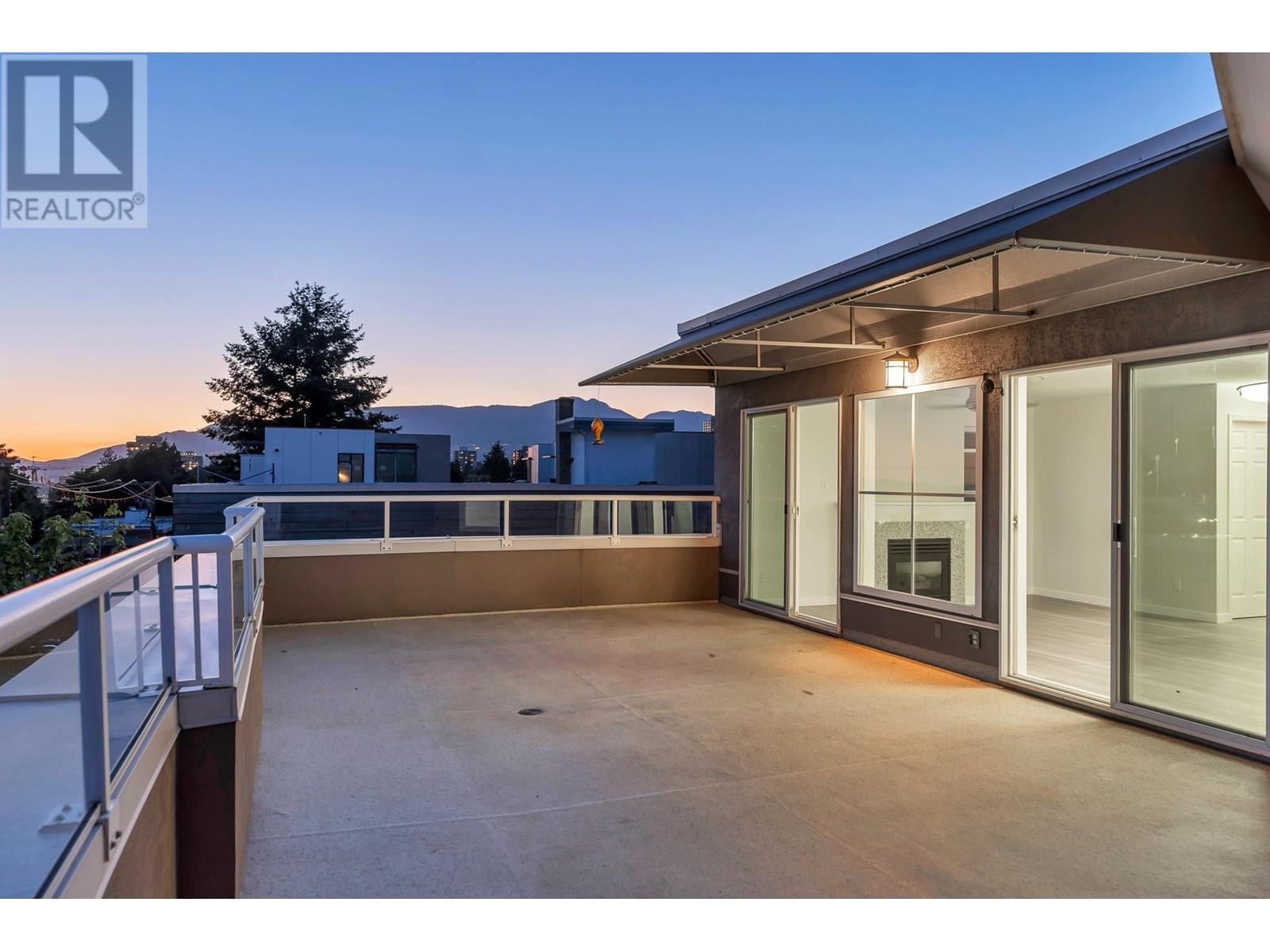 Photo 3 of 404 245 St Davids Avenue, North Vancouver BC