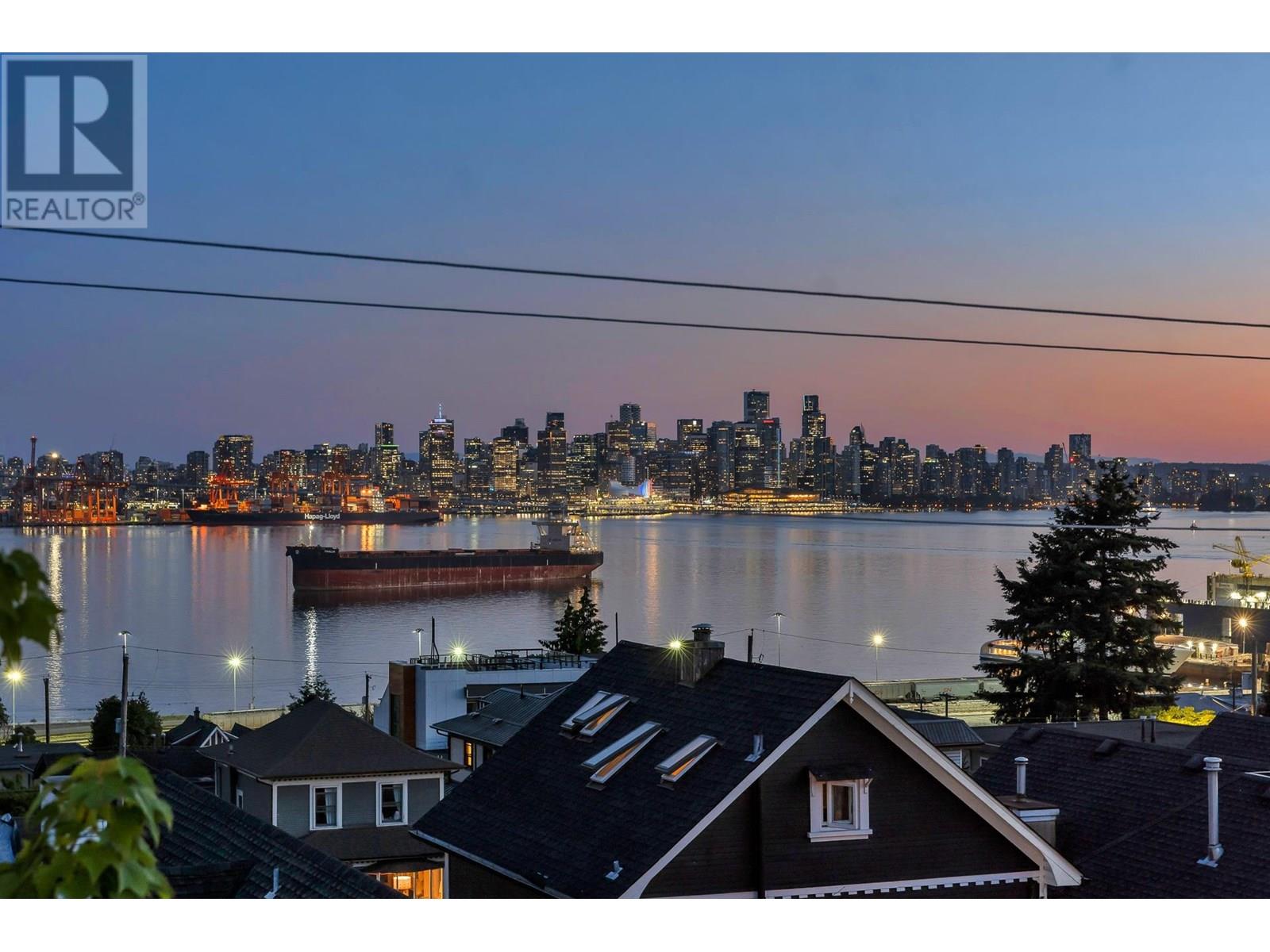 Photo 2 of 404 245 St Davids Avenue, North Vancouver BC