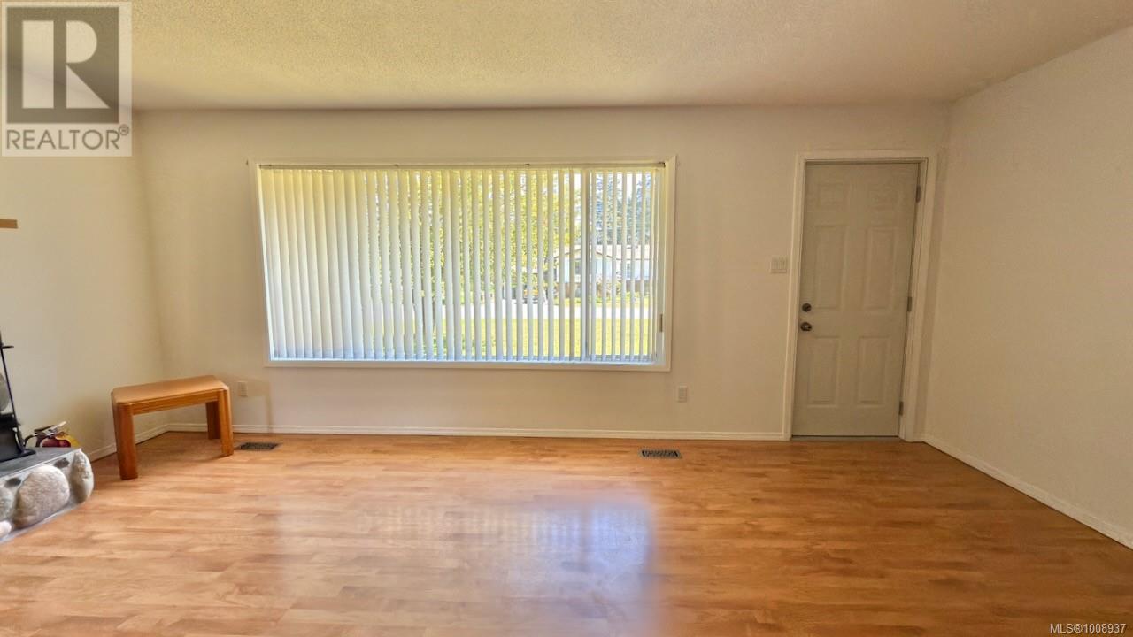 Photo 10 of 2891 Poplar Dr, Courtenay BC