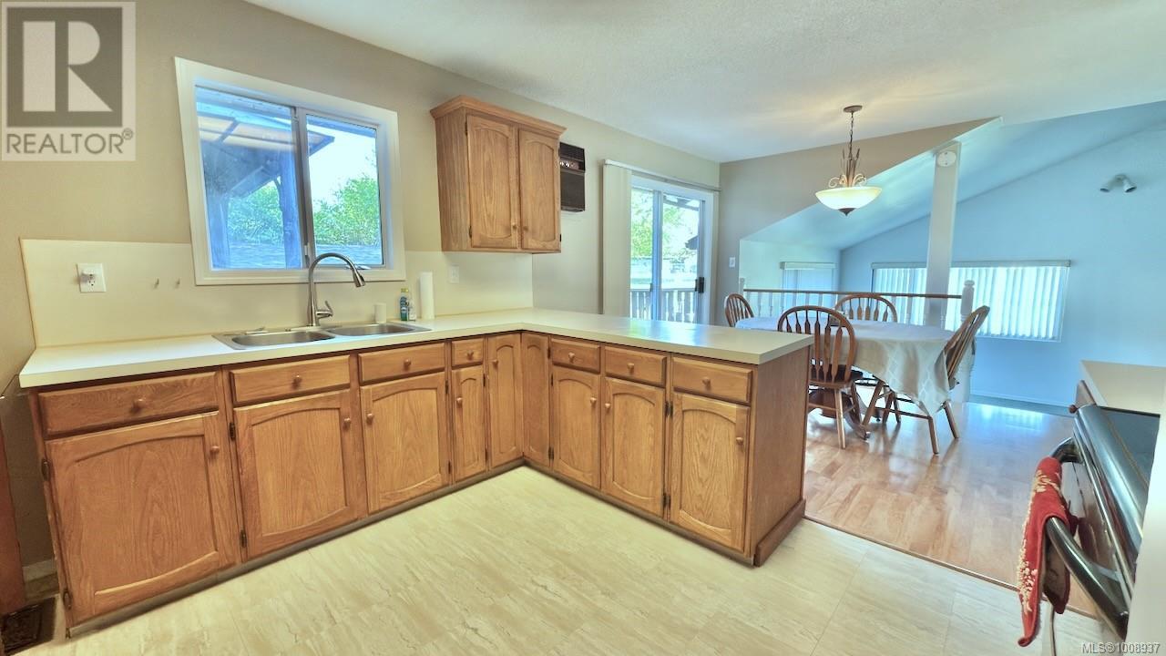 Photo 15 of 2891 Poplar Dr, Courtenay BC