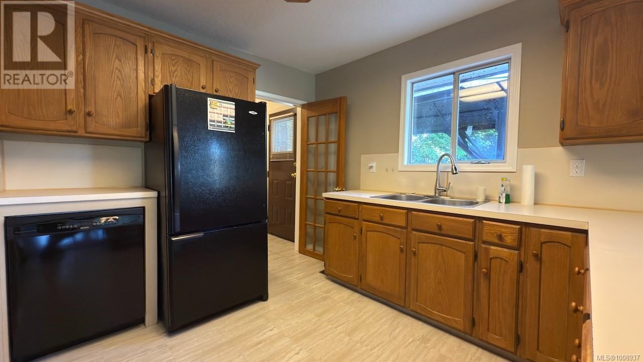 Photo 9 of 2891 Poplar Dr, Courtenay BC