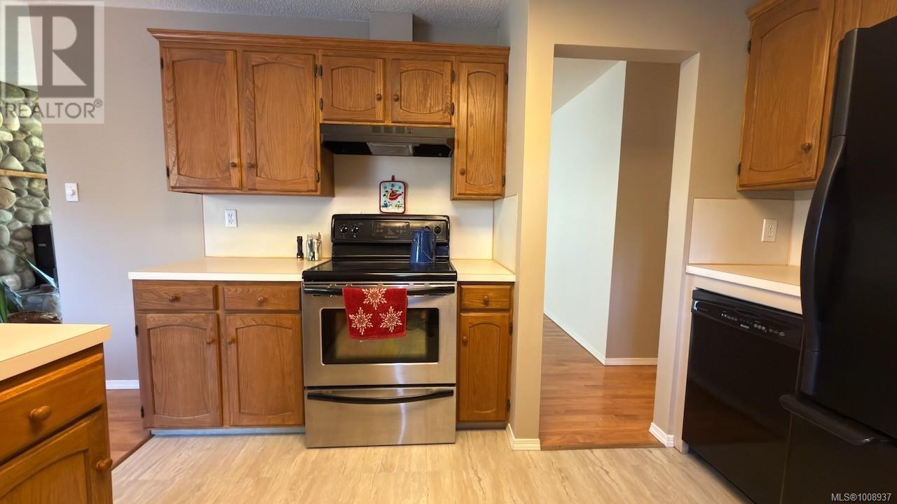 Photo 12 of 2891 Poplar Dr, Courtenay BC