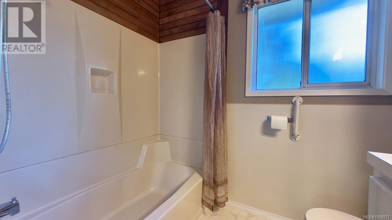 Photo 14 of 2891 Poplar Dr, Courtenay BC