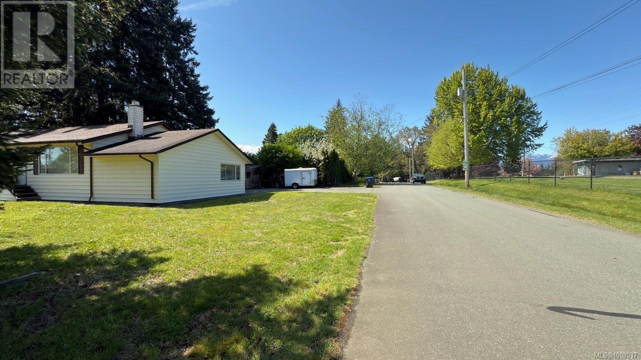 Photo 11 of 2891 Poplar Dr, Courtenay BC