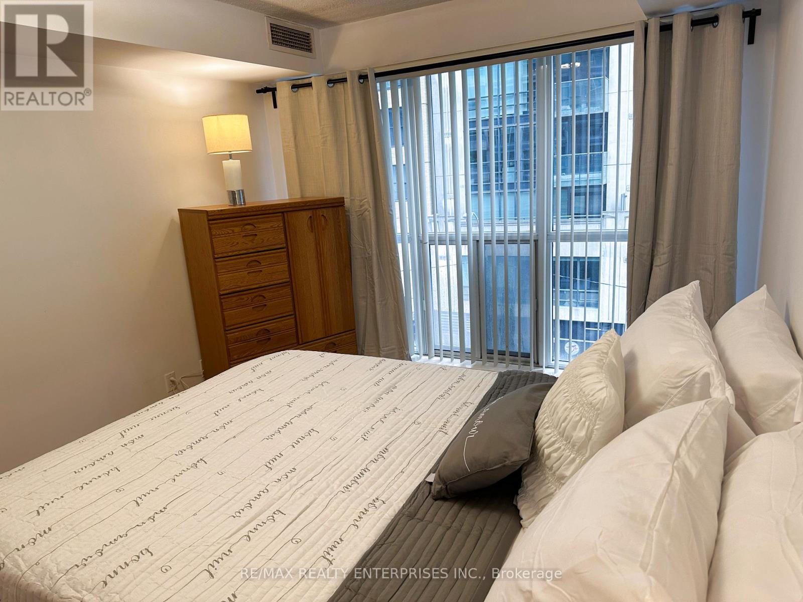 Photo 37 of 409 270 Wellington Street W, Toronto ON
