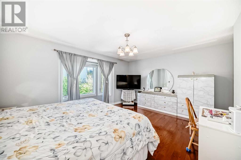 Single Family House Bungalow for Sale in  Signature Point SW Signal Hill Calgary 